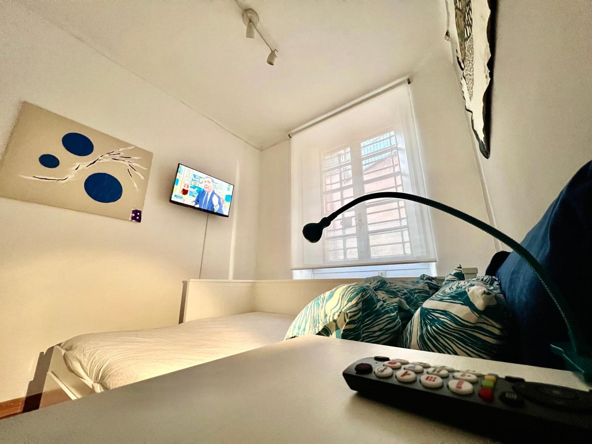 Lovely Art 2 Bedroom Flat Next To Metro Station Lodi Lejlighed *